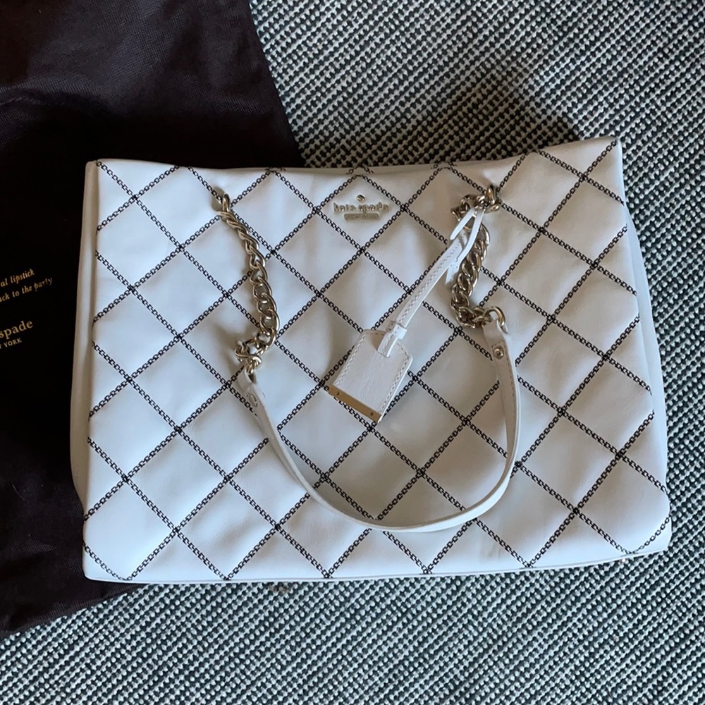 Great large Kate Spade bag. Light pink interior. Bag is in perfect condition!